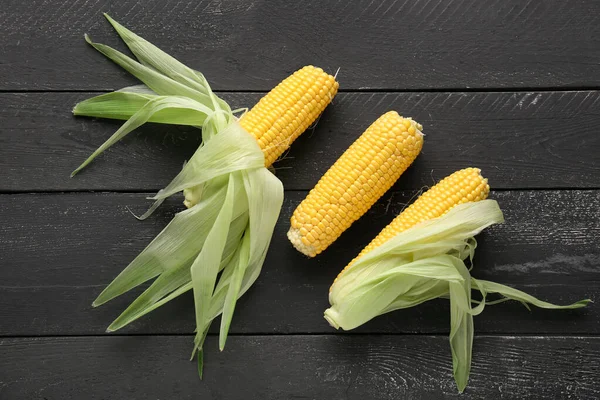 Fresh Corn Cobs Black Wooden Background — Stock Photo, Image