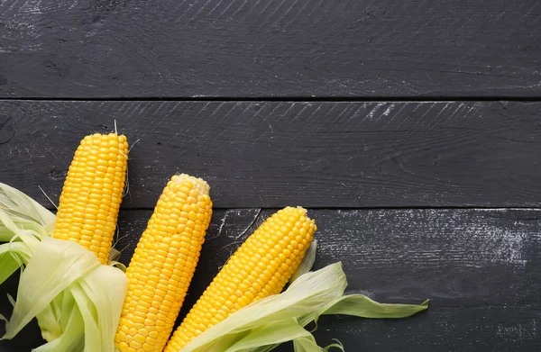 Fresh Corn Cobs Black Wooden Background — Stock Photo, Image