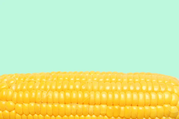 Frischer Maiskolben Auf Türkisfarbenem Hintergrund — Stockfoto