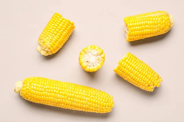 Świeże Kolby Kukurydzy Szarym Tle — Zdjęcie stockowe