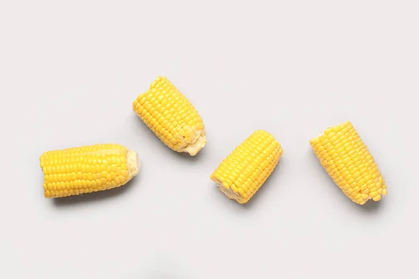 Vágott Friss Kukorica Cobs Szürke Háttér — Stock Fotó