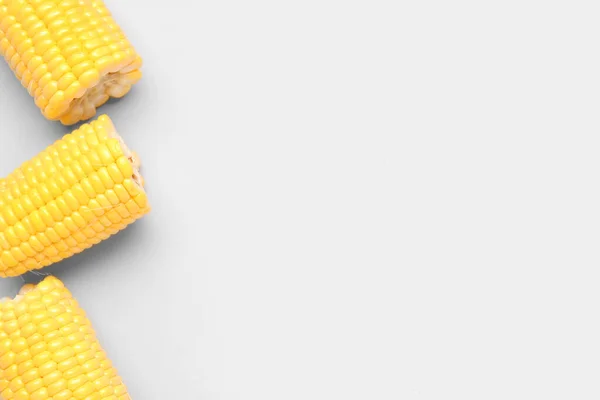 Schneiden Sie Frische Maiskolben Auf Grauem Hintergrund — Stockfoto