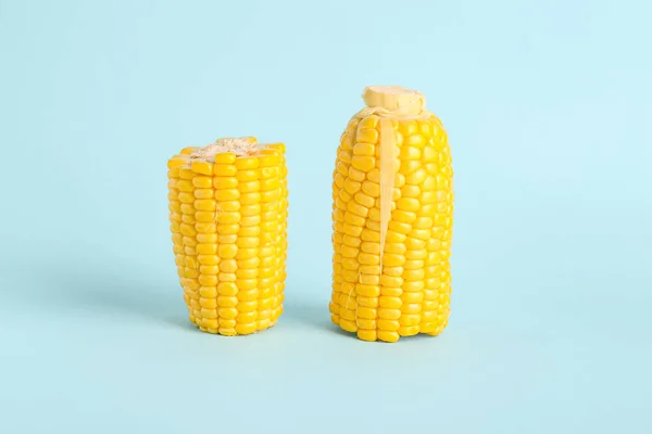 Cut Fresh Corn Cobs Blue Background — Stock Photo, Image