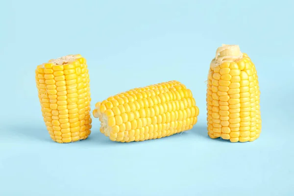 Вирізати Свіжі Кукурудзяні Камери Синьому Фоні — стокове фото
