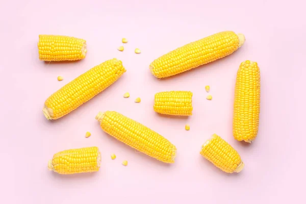 粉红背景的新鲜玉米芯和种子 — 图库照片