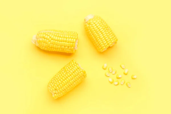 Cięcie Świeżych Kolb Kukurydzy Nasion Żółtym Tle — Zdjęcie stockowe