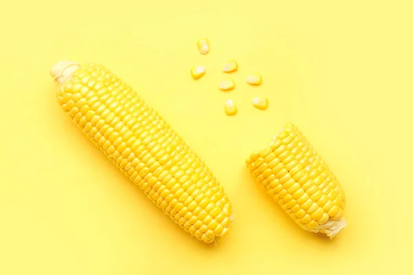 Świeże Kolby Kukurydzy Nasiona Żółtym Tle — Zdjęcie stockowe