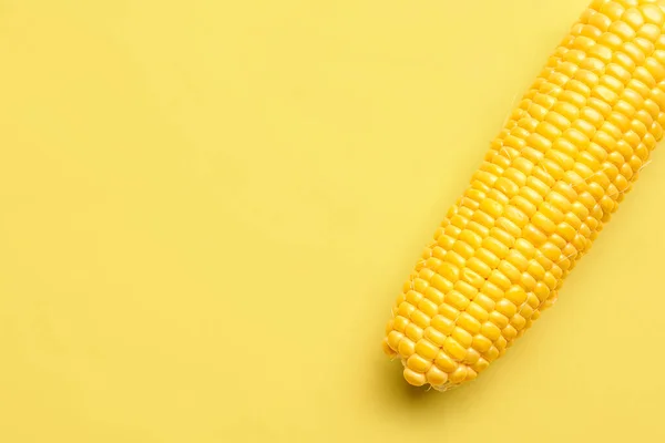 Свіжий Кукурудзяний Коб Жовтому Фоні — стокове фото