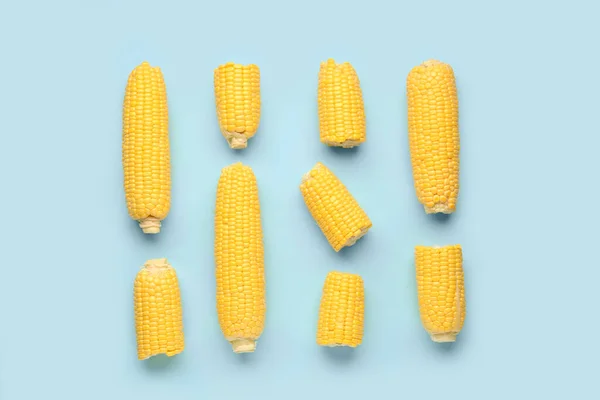 Friss Kukorica Cobs Kék Háttér — Stock Fotó