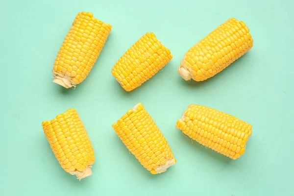 Vágott Friss Kukorica Cobs Kék Háttér — Stock Fotó