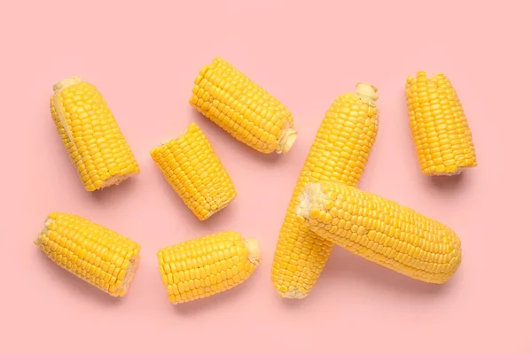 Friss Kukorica Cobs Rózsaszín Háttér — Stock Fotó