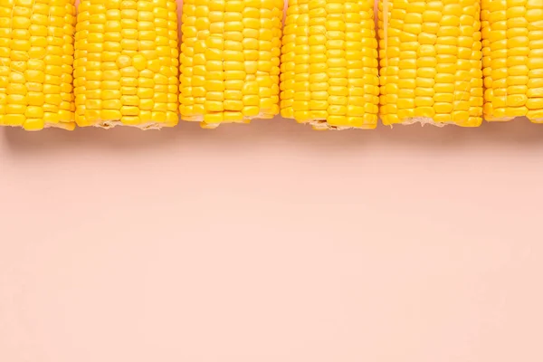 Snijd Verse Maïskolven Roze Achtergrond — Stockfoto