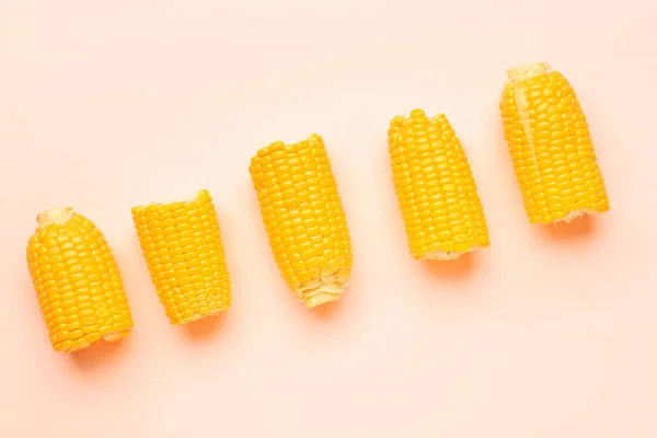 Vágott Friss Kukorica Cobs Rózsaszín Háttér — Stock Fotó