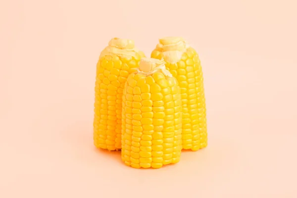 在粉红的背景上切下新鲜的玉米芯 — 图库照片