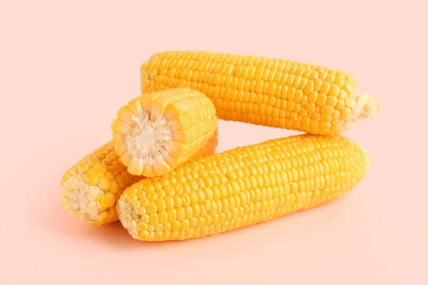 Свежая Кукуруза Розовом Фоне — стоковое фото