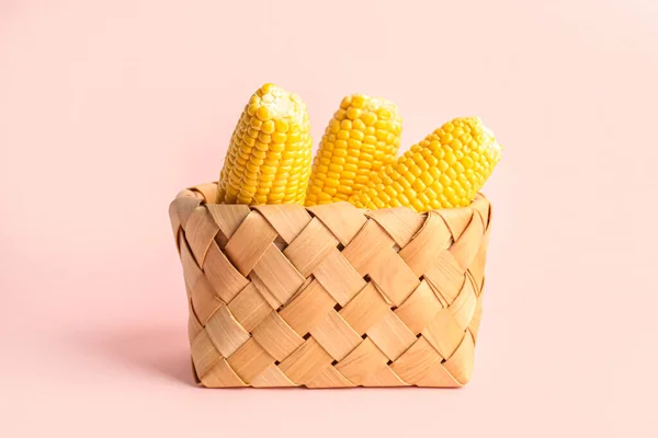 Fonott Kosár Friss Kukorica Cobs Rózsaszín Háttér — Stock Fotó