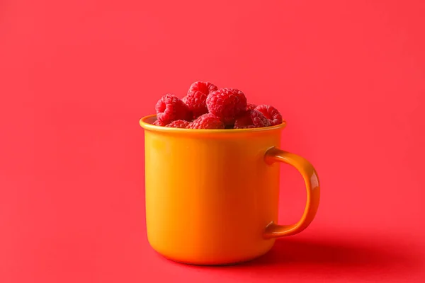 Cup Fresh Raspberries Red Background — Stock Photo, Image