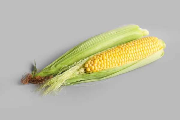 Свежие Кукурузные Початки Сером Фоне — стоковое фото