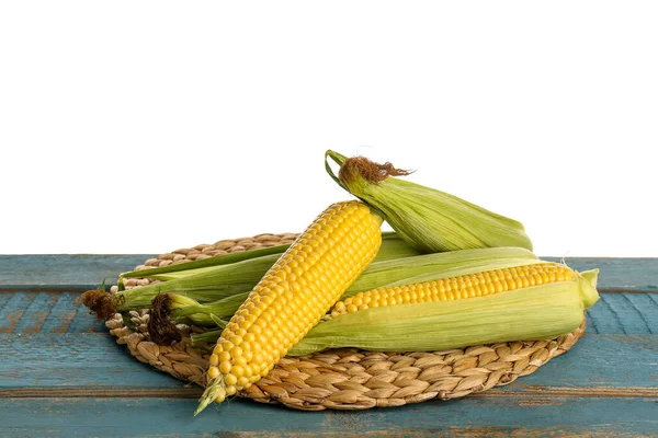 Friss Kukorica Cobs Kék Asztal Fehér Háttér — Stock Fotó