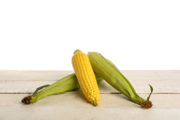 Świeże Kolby Kukurydzy Jasnym Drewnianym Stole Białym Tle — Zdjęcie stockowe
