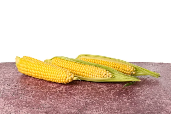 Свежая Кукуруза Початки Фиолетовый Стол Белом Фоне — стоковое фото