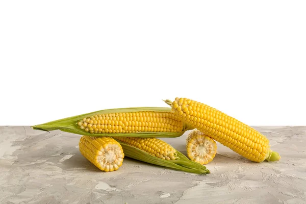Свежие Кукурузные Початки Сером Столе Белом Фоне — стоковое фото