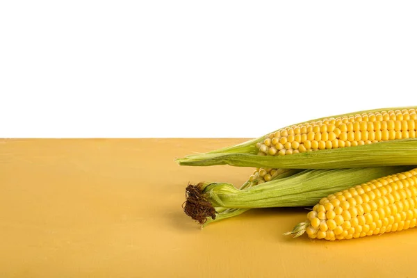 Свіжі Кукурудзяні Цицьки Жовтому Столі Білому Тлі — стокове фото