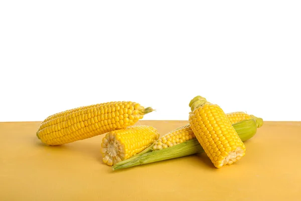 Świeże Kolby Kukurydzy Żółtym Stole Białym Tle — Zdjęcie stockowe