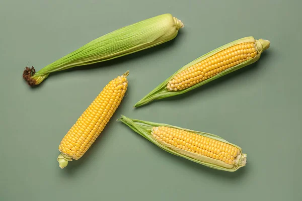 Świeże Kolby Kukurydzy Szarym Tle — Zdjęcie stockowe