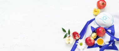 İsrail bayrağı, kippah, nar, elma, çiçek ve bal arkaplanda yazı için boşluk. Rosh Hashanah (Yahudi Yeni Yılı) kutlaması