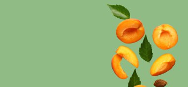 Yeşil zemin üzerinde taze kayısılar ve metin için boşluk uçuyor