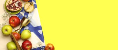 Rosh Hashanah (Yahudi Yeni Yılı) için kompozisyon sarı arka planda metin için boşluk ile kutlaması