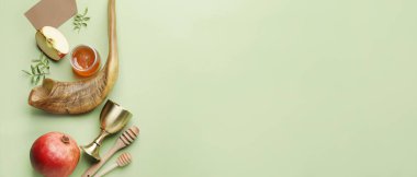 Rosh Hashanah (Yahudi Yeni Yılı) için kompozisyon, metin için alan ile renk arkaplanı kutlaması