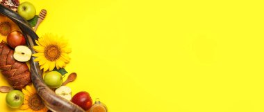 Rosh Hashanah (Yahudi Yeni Yılı) için kompozisyon sarı arka planda metin için boşluk ile kutlaması