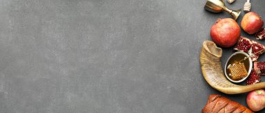 Rosh hashanah (Yahudi Yeni Yılı) için beste metni için alan ve gri arka planda kutlaması