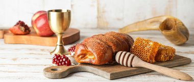 Ballı Challah, nar ve masanda şarap bulunan kutsal kadeh. Rosh Hashanah (Yahudi Yeni Yılı) kutlaması