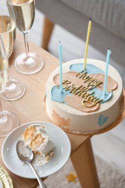 Doğum günü pastası oturma odasında, yakın plan.