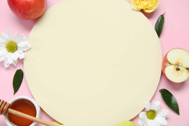 Boş kartlı kompozisyon, olgun meyveler, çiçekler ve pembe arka planda bal, yakın plan. Rosh hashanah (Yahudi Yeni Yılı) kutlaması