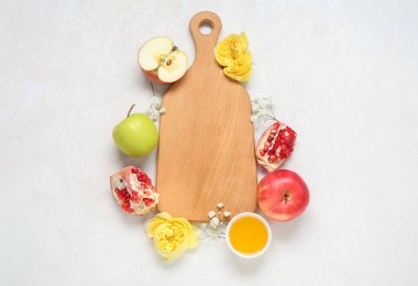 Tahta, meyve, çiçek ve ballı kompozisyon. Rosh hashanah (Yahudi Yeni Yılı) kutlaması