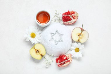 Kippah, olgun meyve, çiçek ve ballı kompozisyon. Rosh hashanah (Yahudi Yeni Yılı) kutlaması