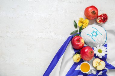 Kippah, İsrail bayrağı, meyve, çiçek ve ballı kompozisyon. Rosh hashanah (Yahudi Yeni Yılı) kutlaması