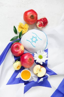 Kippah, İsrail bayrağı, meyve, çiçek ve ballı kompozisyon, yakın plan. Rosh hashanah (Yahudi Yeni Yılı) kutlaması