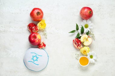 Kippah, olgun meyve, bal ve çiçekli kompozisyon. Rosh hashanah (Yahudi Yeni Yılı) kutlaması