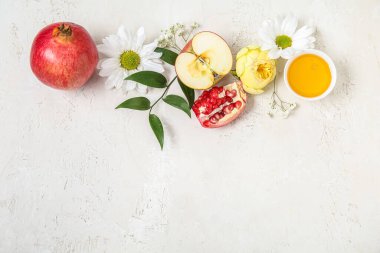 Taze meyve, çiçek ve ballı kompozisyon. Rosh hashanah (Yahudi Yeni Yılı) kutlaması
