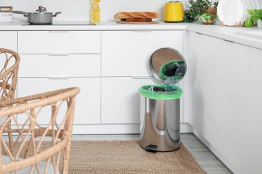 Işık mutfağının içinde çöplerle dolu bir çöp kutusu açıldı.