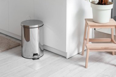 Mutfağın içindeki metal çöp tenekesi.