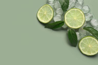 Buzlu limon dilimleri ve yeşil zemin üzerinde nane şekeri.
