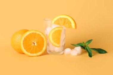 Bir bardak portakallı buz ve arkaplanda nane şekeri