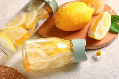 Açık arkaplanda limonlu şişeler.