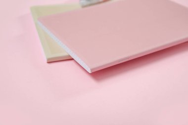 Pembe arkaplan üzerine farklı defterler